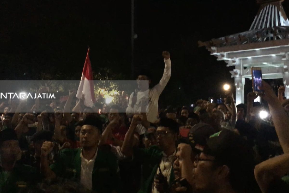 Ratusan Warga Surabaya Gelar Aksi Lilin Kebersamaan (Video)