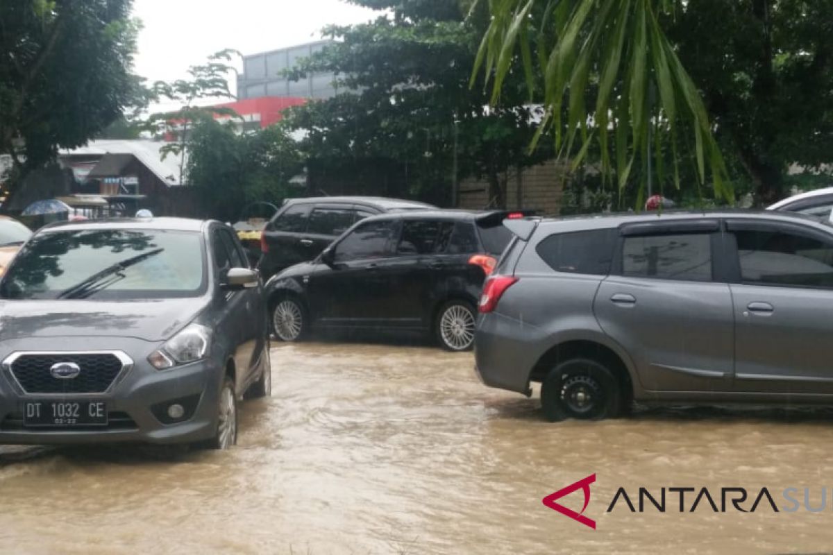 Hujan deras membuat kenderaan terjebak macet