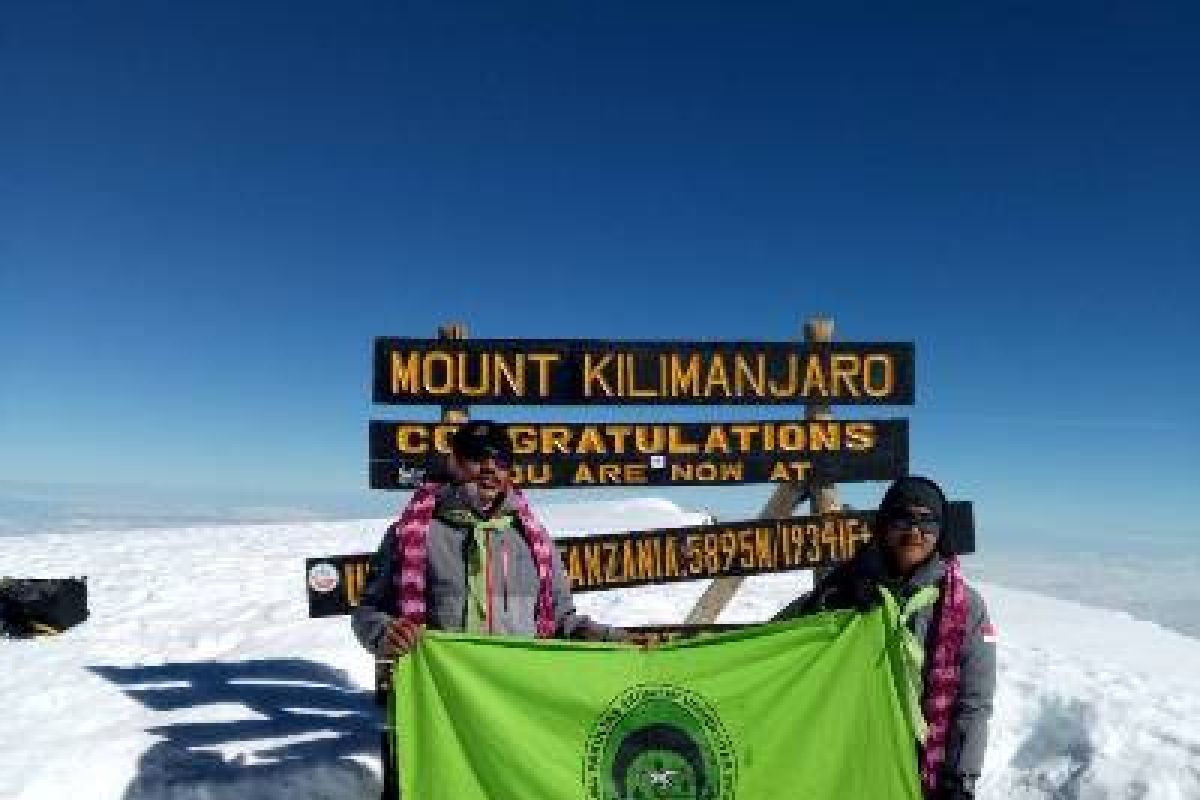 Mahasiswa Unsri bentangkan 'jumputan' di Puncak Kilimanjaro Afrika