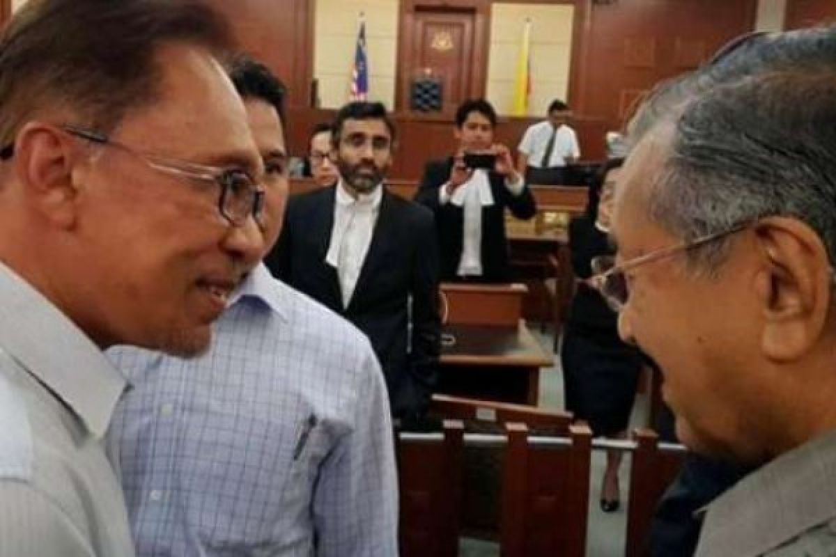 Mahathir Muhammad jadi PM Malaysia, Anwar Ibrahim Dibebaskan