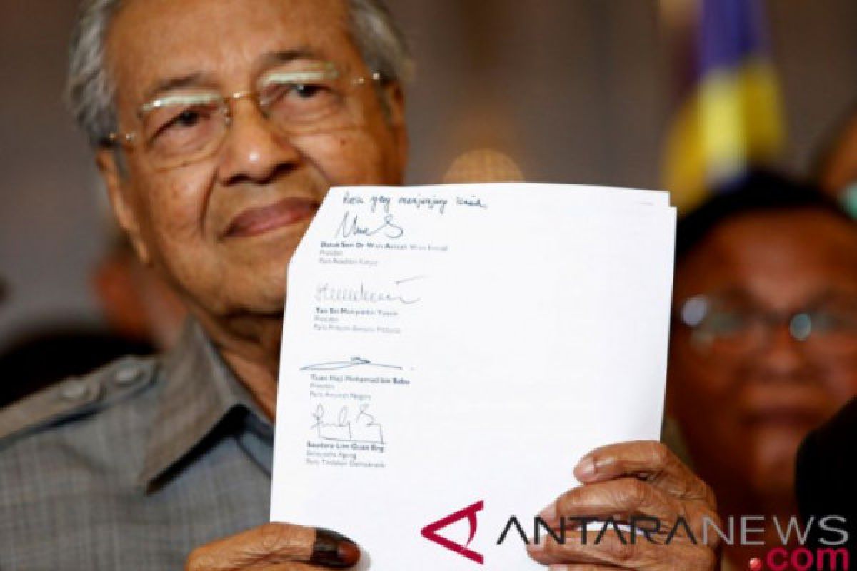 Mahathir dilantik sebagai PM Malaysia ke-7