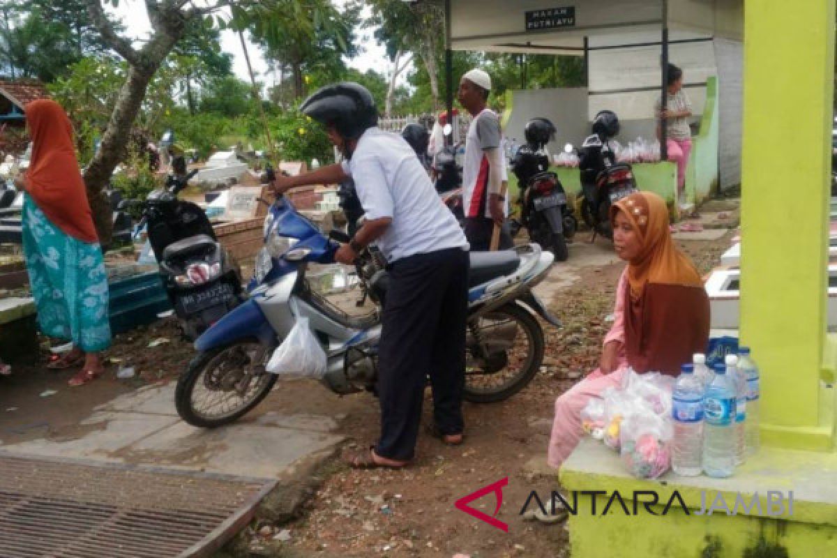 Pemakaman Kota Jambi ramai dikunjungi peziarah (video)