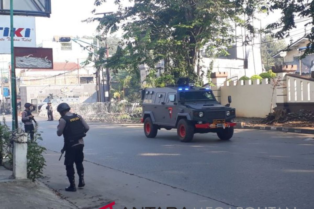 Jenazah Briptu Fandi disambut tangis keluarga