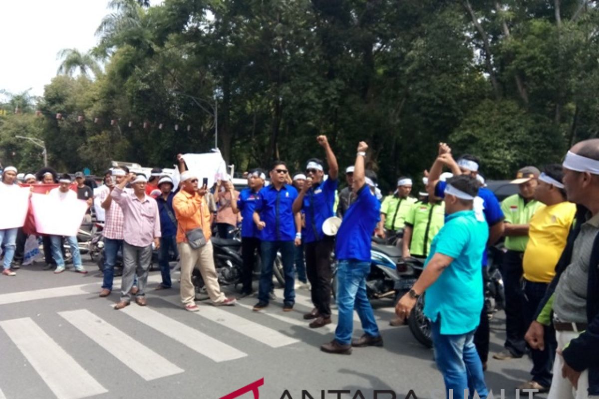 Ratusan buruh gelar aksi damai  di Kantor Gubernur Sumut