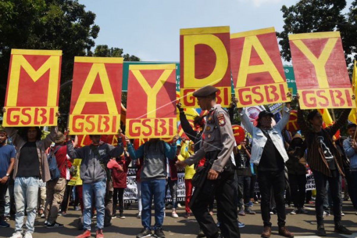 Buruh Sambas bersihkan pasar peringati May Day