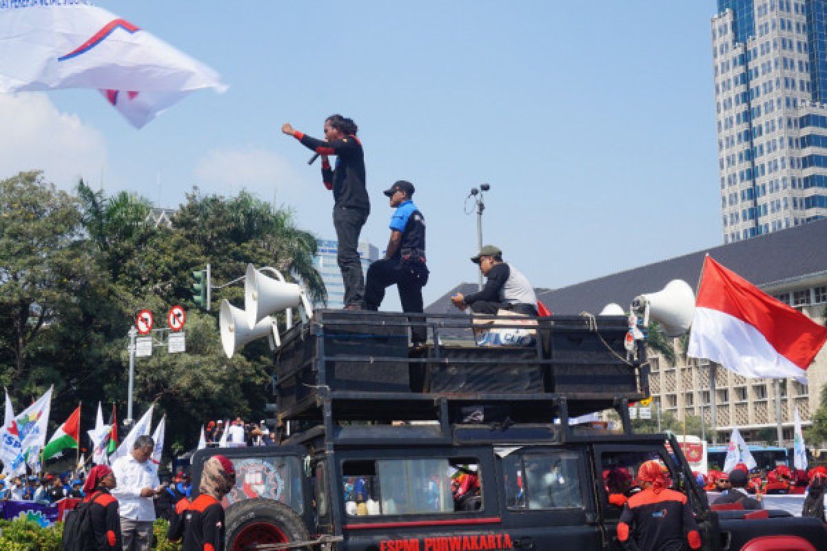 Para buruh berkumpul di bundaran Thamrin, Jakarta