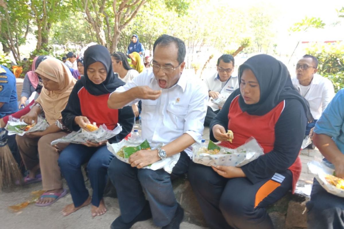 Menhub ajak buruh makan nasi bungkus