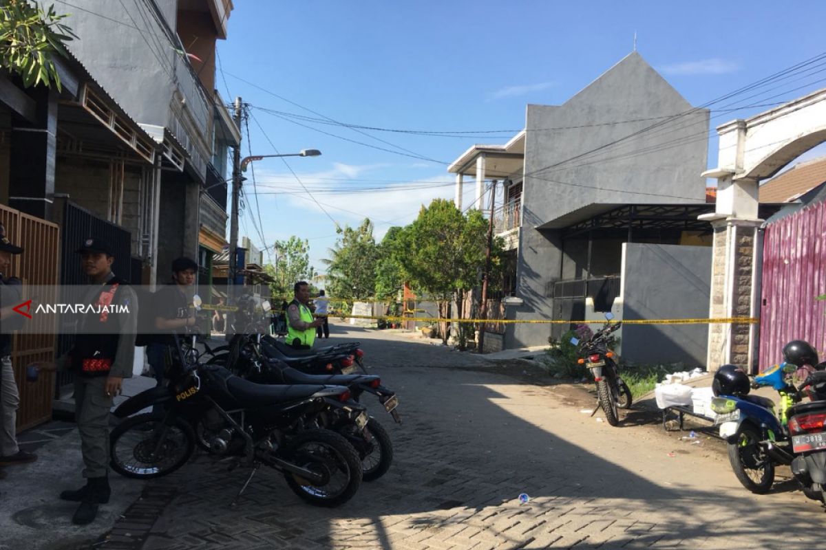 Aparat Perketat Penjagaan Rumah Pelaku Bom Polrestabes Surabaya (Video)