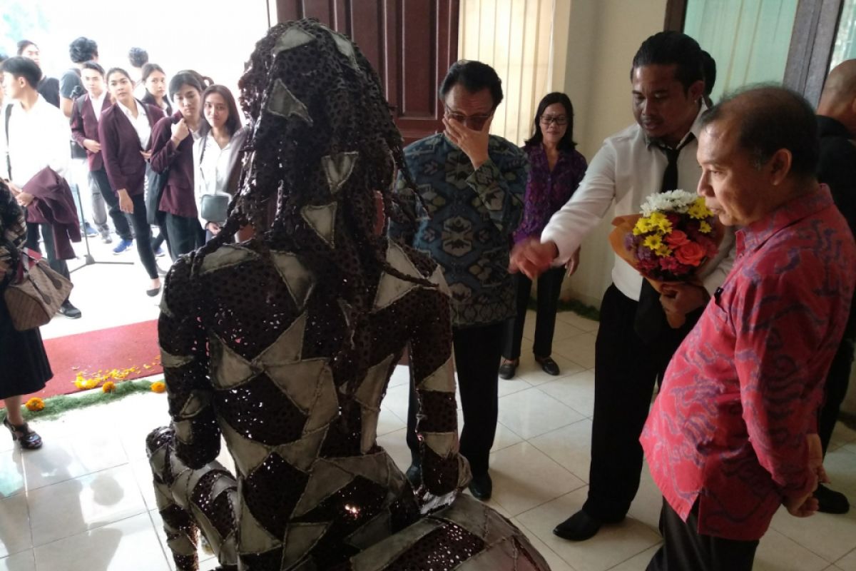 Putrayasa angkat metafora wanita Bali di era modern