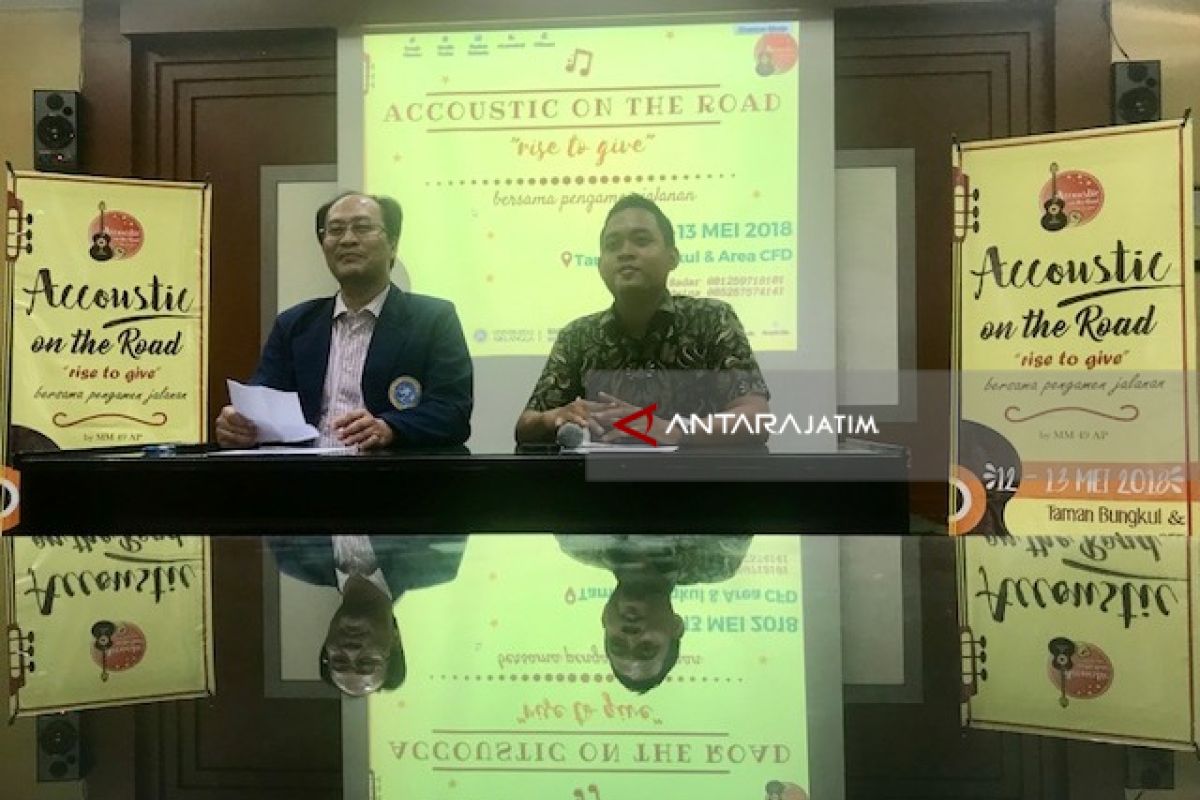 50 Mahasiswa Unair Siap Ngamen Dibayar Botol Plastik