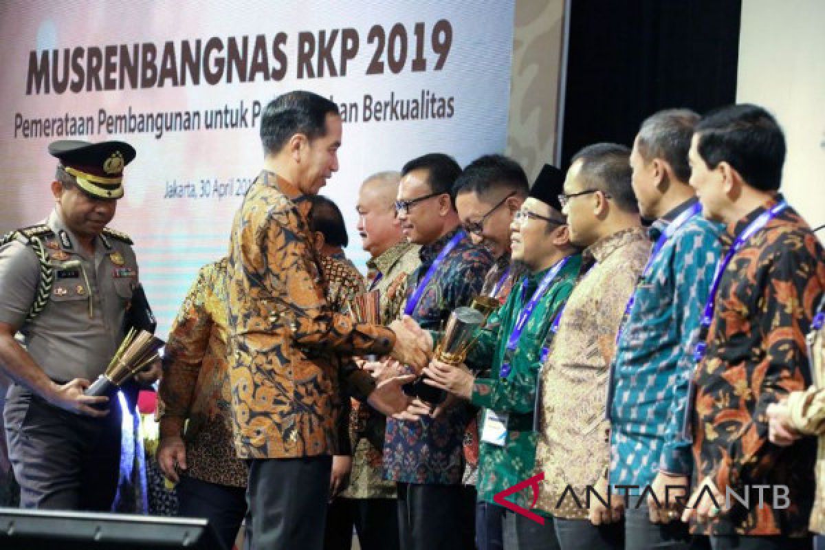 Bupati Lombok Utara terima penghargaan pembangunan