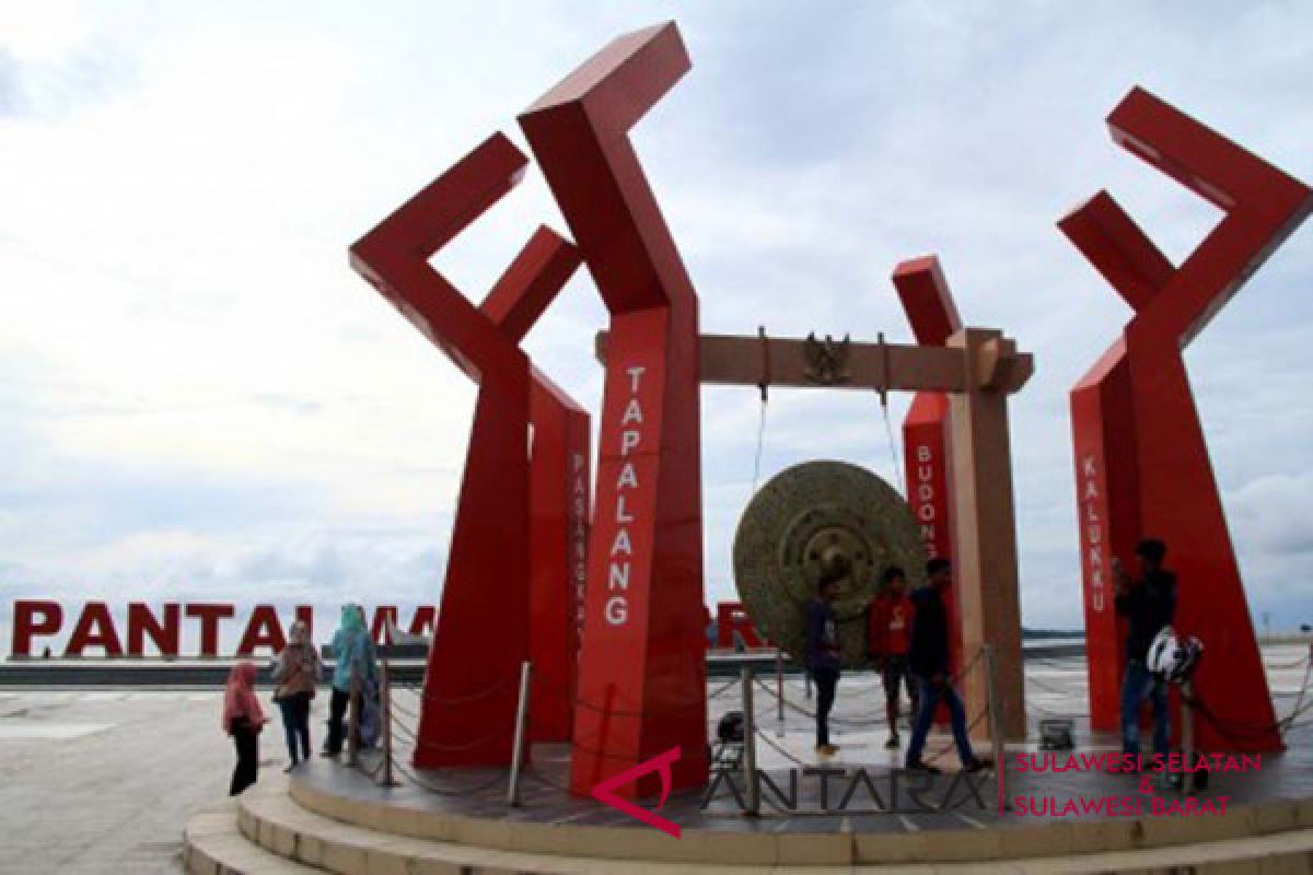 Pantai Manakarra tujuan ngabuburit masyarakat Mamuju