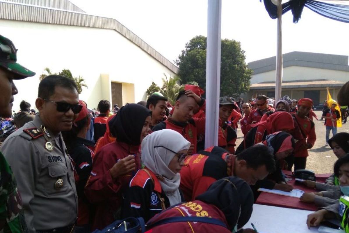 Hari buruh, Polisi Bekasi bagi-bagi oli gratis