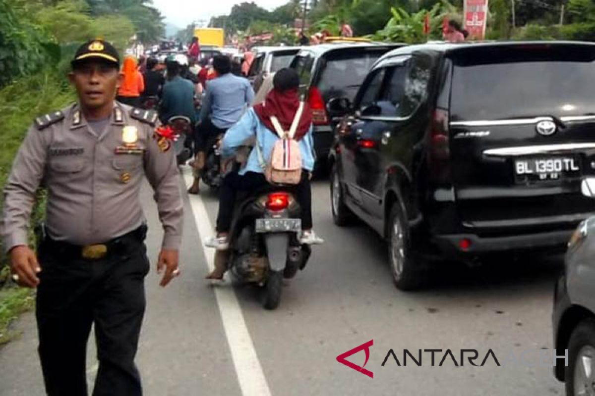 Arus mudik - Polres Lhokseumawe sebar anggota atasi kemacetan