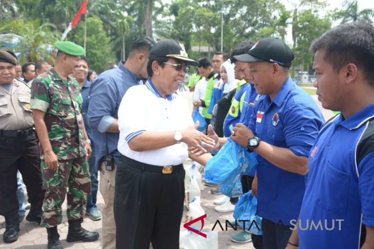 Hari Buruh di Deliserdang diwarnai penyerahan sembako