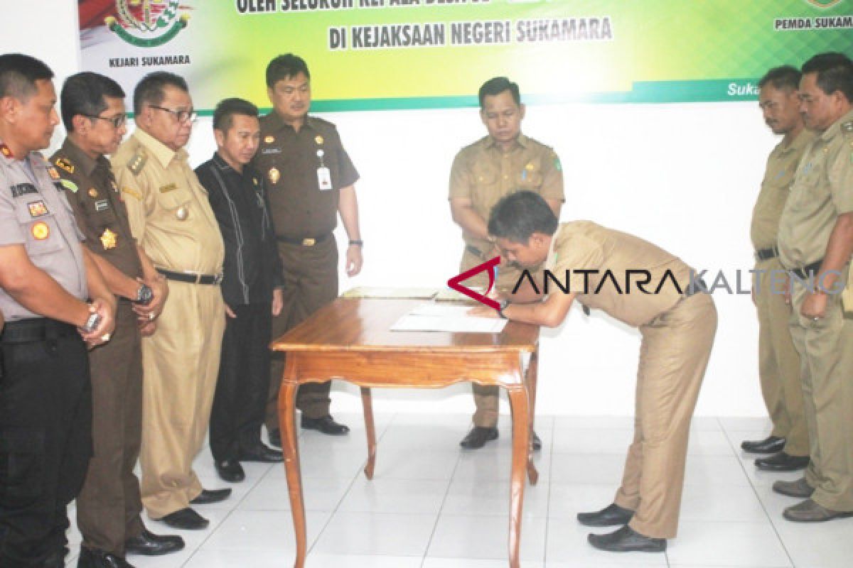 Seluruh Kades di Sukamara tandatangani pakta integritas