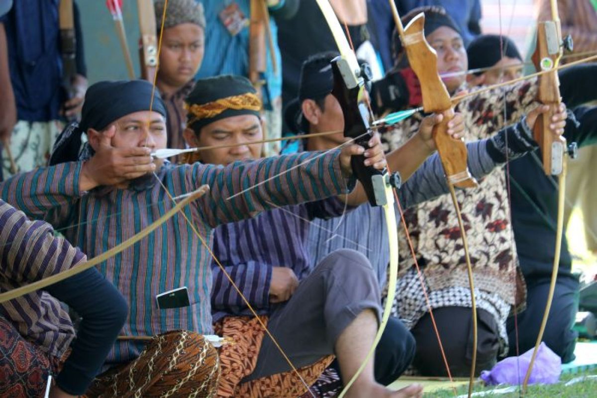 Lomba  panahan tradisional di Surabaya