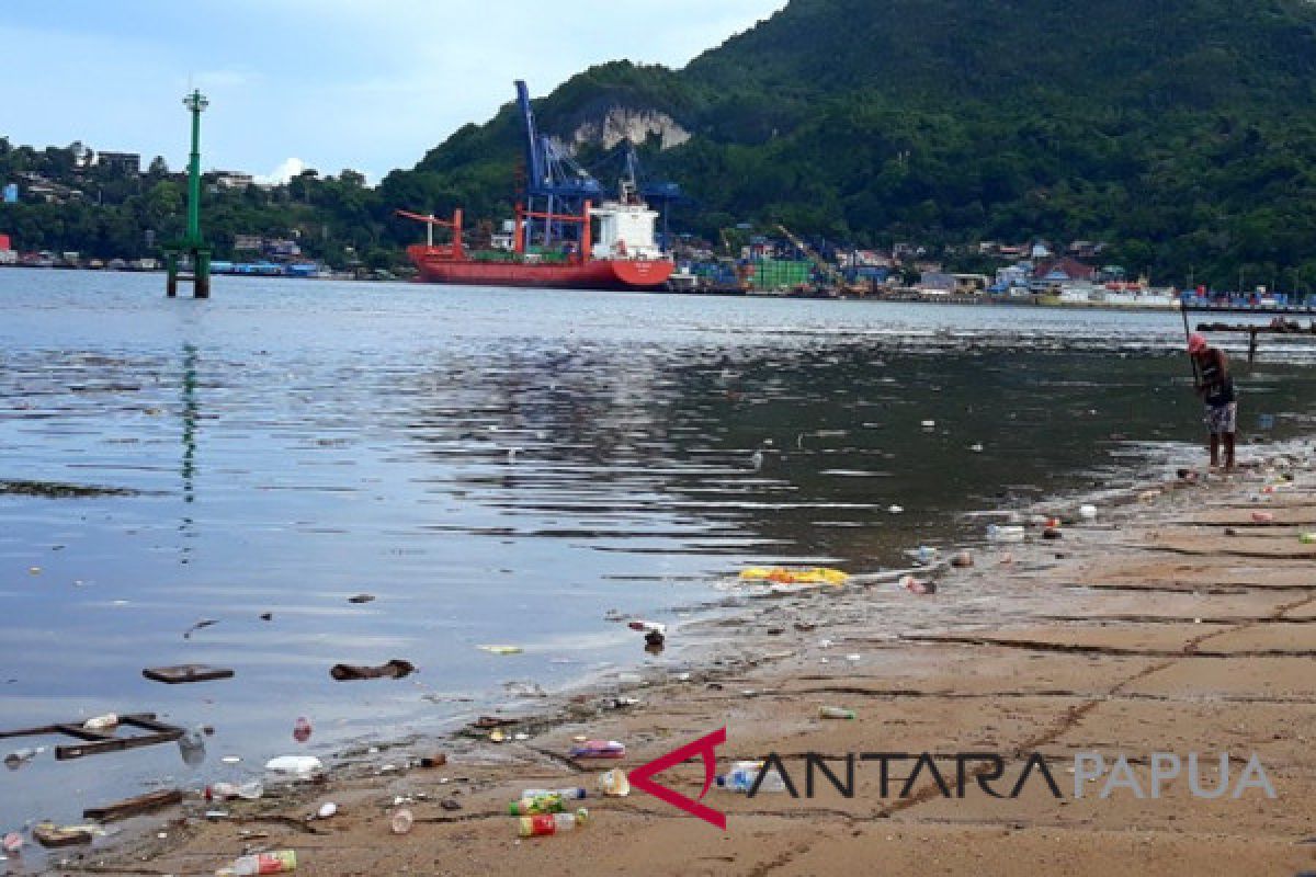 Pantai Dok II Jayapura dipenuhi sampah plastik
