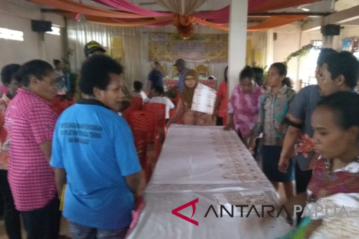 Disperindag Papua latih mama Kamoro cara membatik