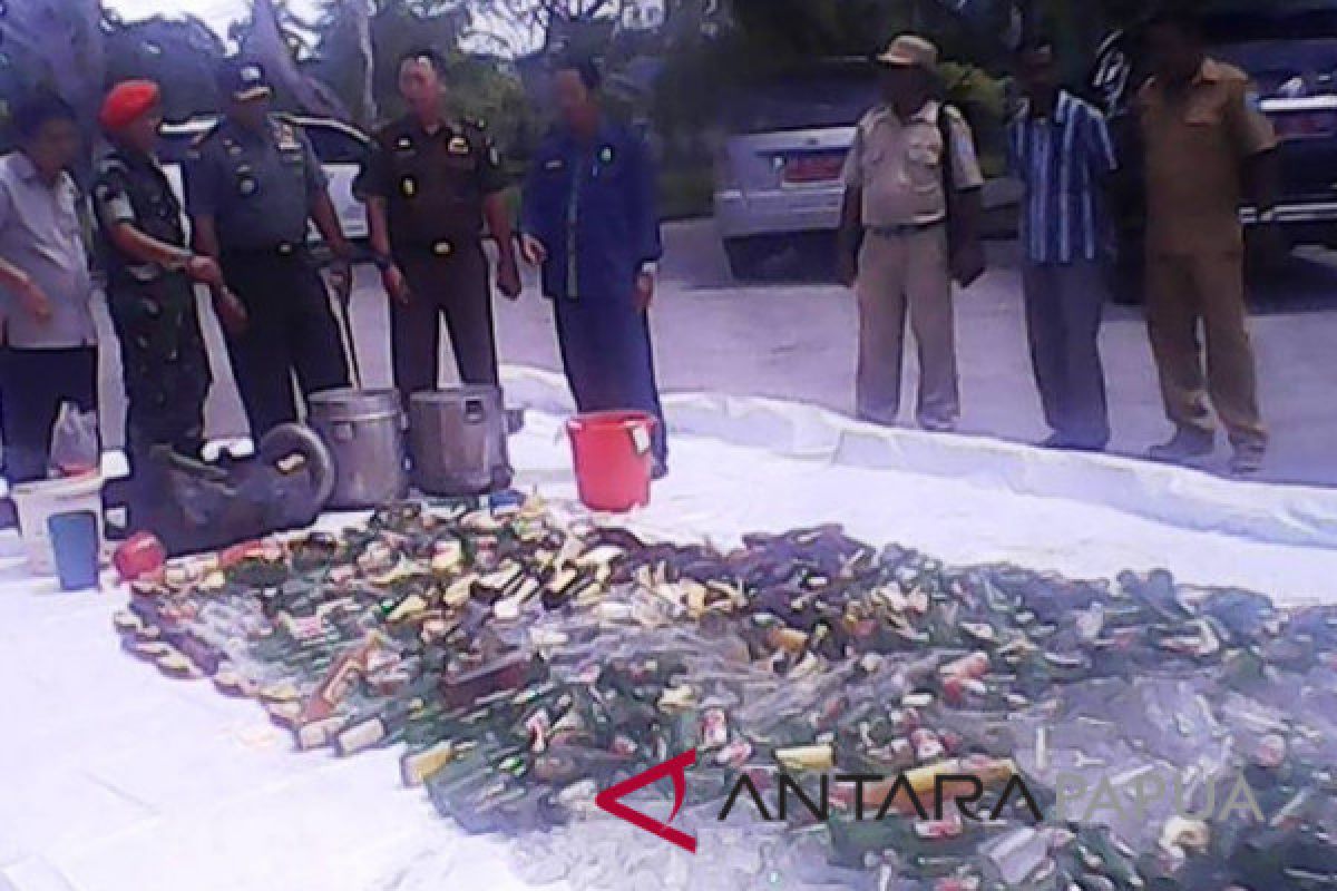 Kejari Biak Numfor musnahkan ratusan botol madu palsu