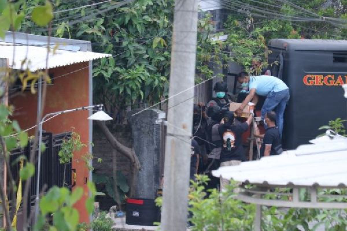 Polisi baku tembak dengan terduga teroris