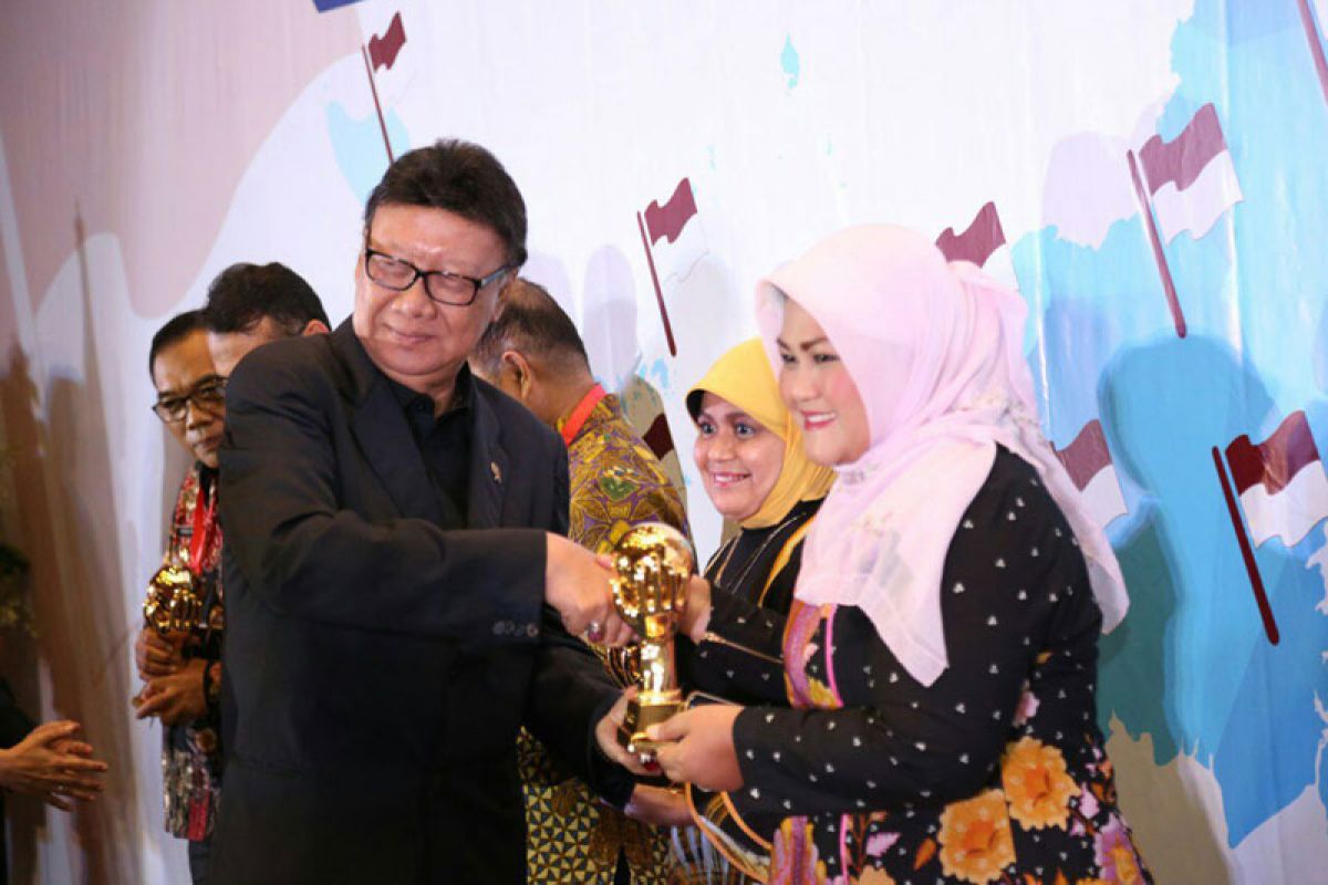 Pemkab Bekasi meraih penghargaan dari Mendagri