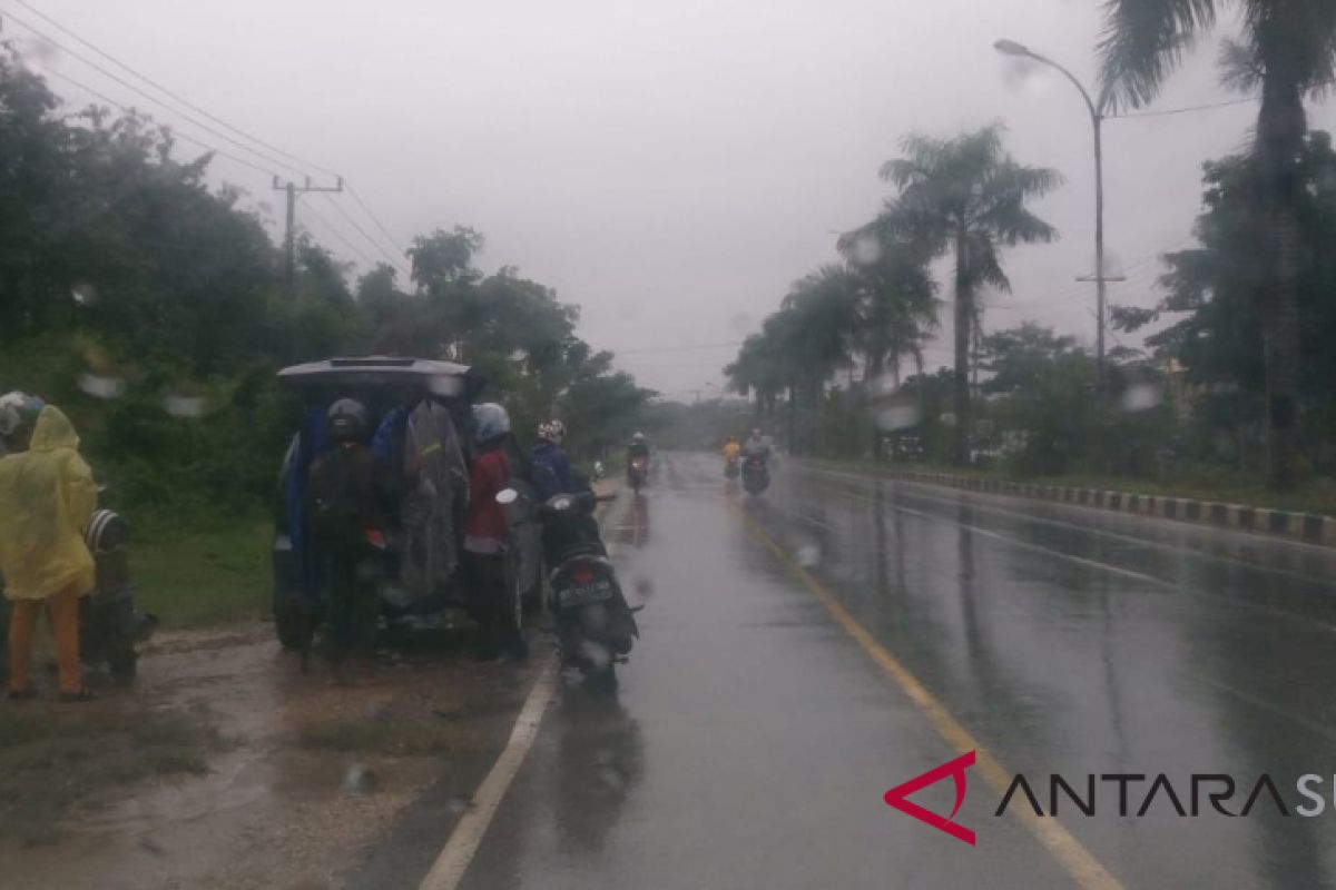 Penjual jas hujan di Kendari diserbu pembeli