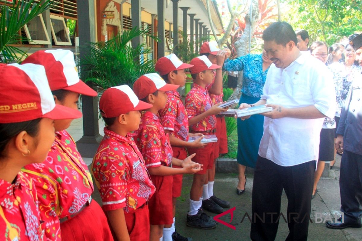 Bupati Jembrana bagikan buku peringati Hardiknas