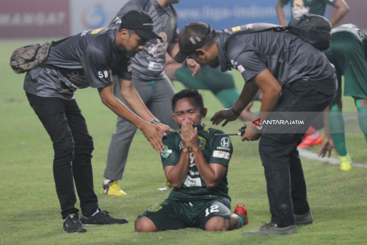 Kapten Persebaya Menangis Sesenggukan Saat Konferensi Pers (Video)