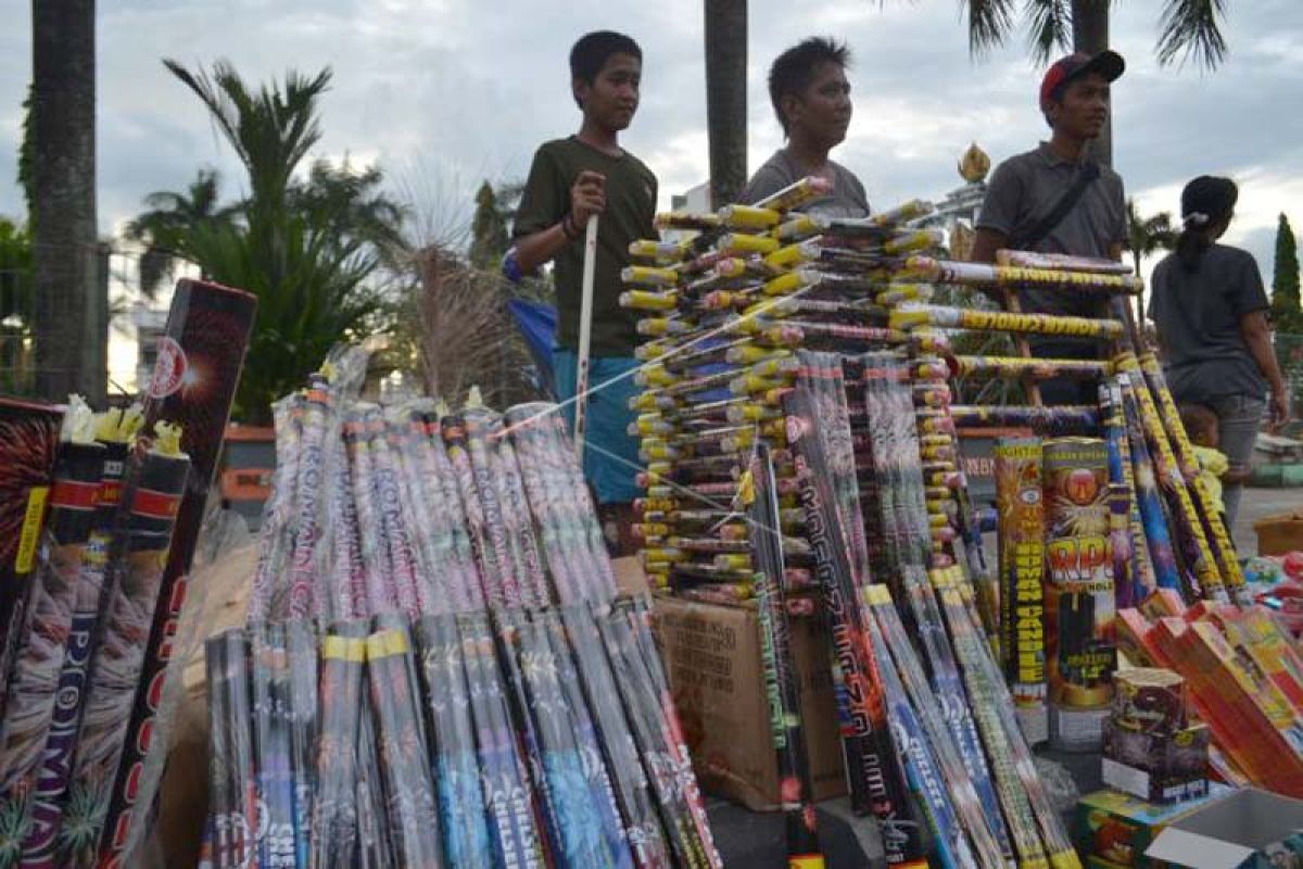 Polisi sita puluhan ribu petasan di Mukomuko