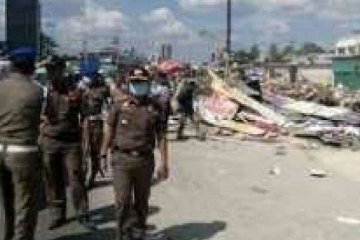 PN Pekanbaru Eksekusi Tanah Jalan HR Soebrantas, 6 Kios Dirobohkan