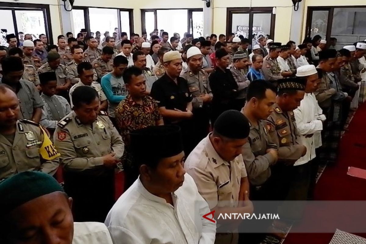 Ratusan Anggota Polres Situbondo Shalat Ghaib