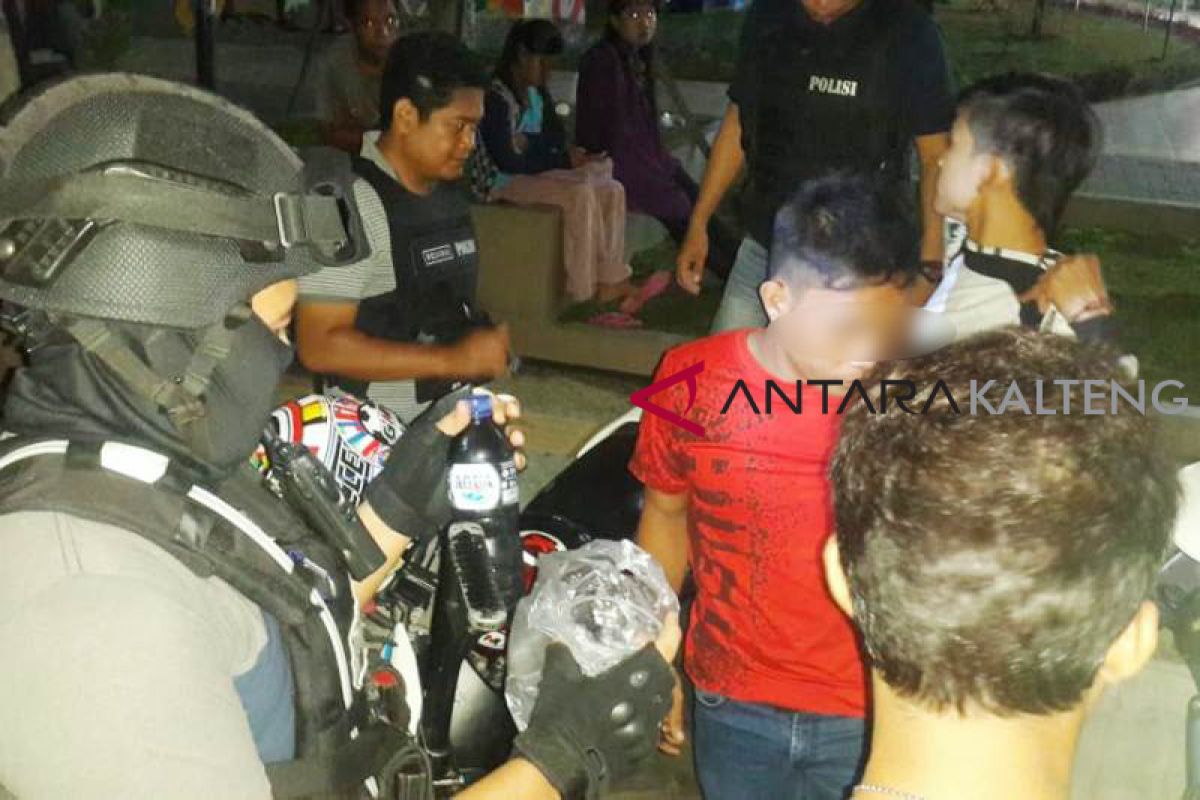 Tenggak miras enam remaja terjaring razia pekat