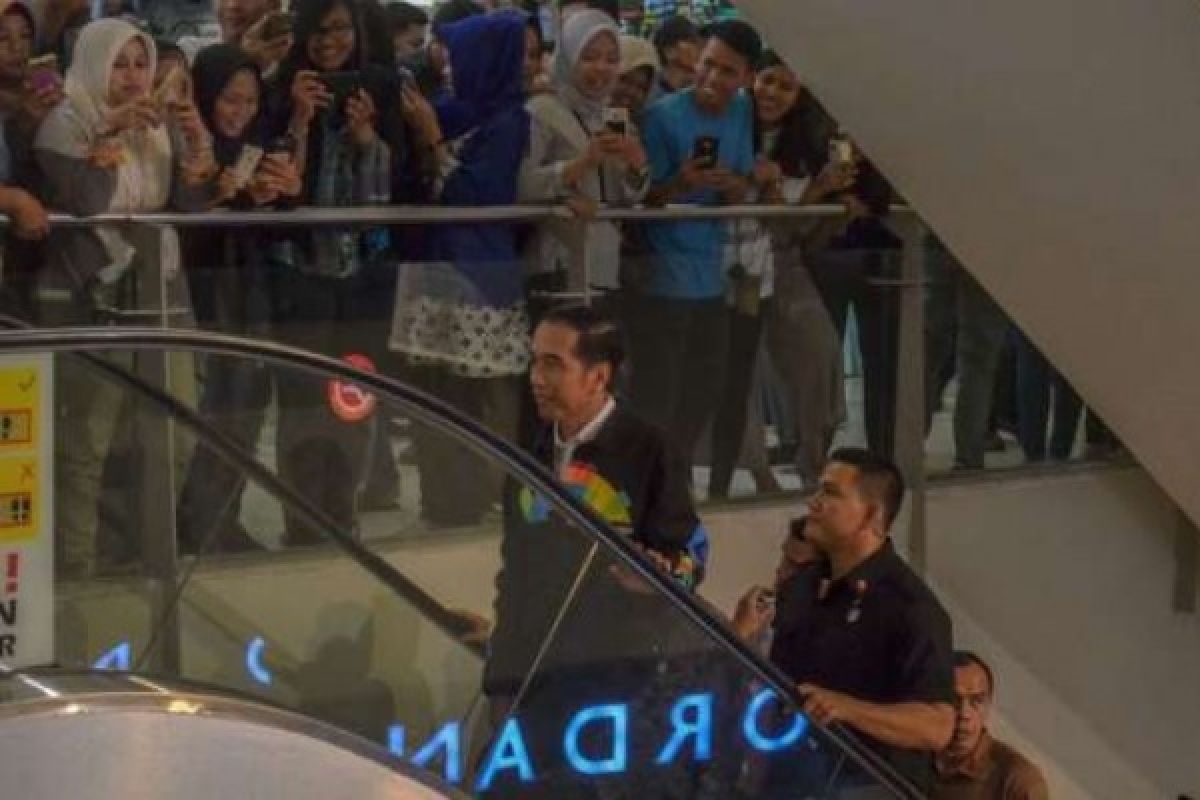 Presiden Jokowi ke Mall Ciputra, Ini yang Dibeli dan Pertanyaan Warga Tentang Jaketnya