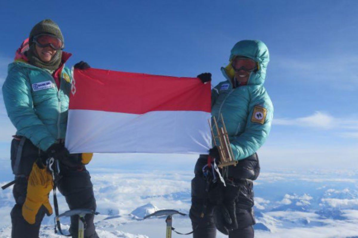 Pendaki perempuan Indonesia kibarkan bendera merah putih di puncak Everest