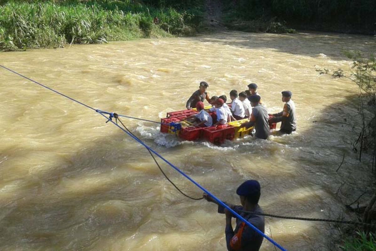 Polres Sinjai bantu rakit untuk siswa SD