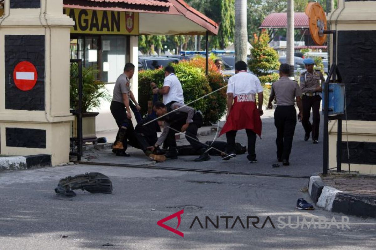 Empat terduga teroris yang menyerang Polda Riau ditembak, tiga tewas