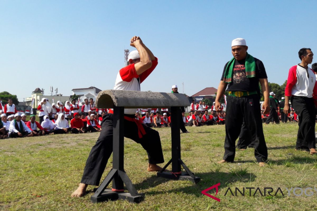 Ratusan pendekar atraksi pencak silat di Kridosono