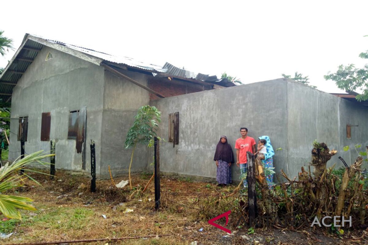 Rumah janda rusak diterpa angin di Aceh