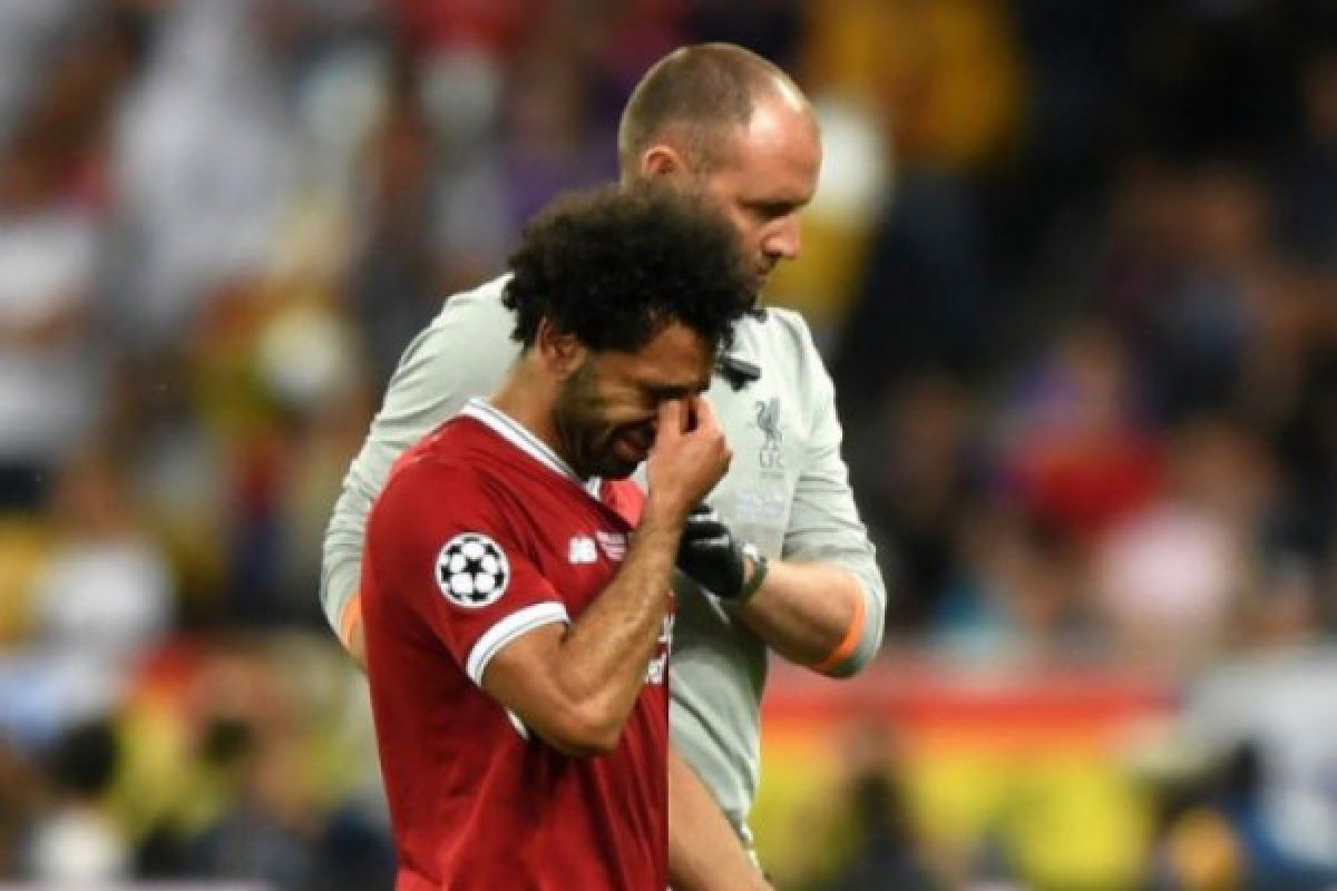 Cedera bahu, Salah ditarik keluar sembari menangis di final Champions