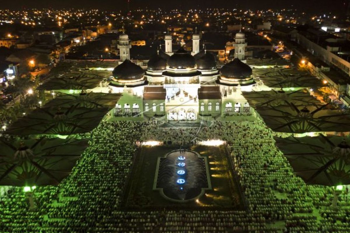 Shalat Tarawih pertama di Aceh