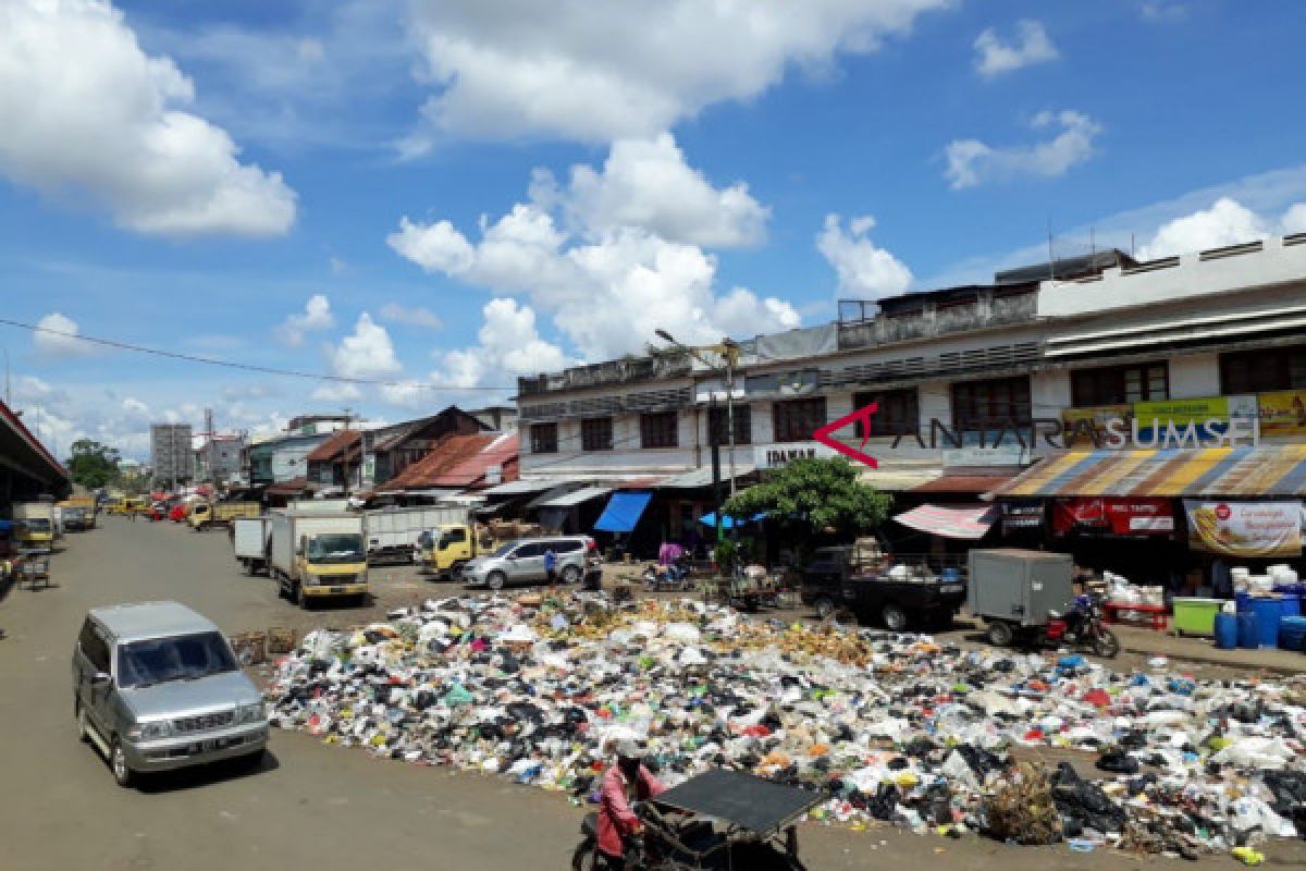 Kadin DLHK kewalahan atasi sampah di pinggir Ampera