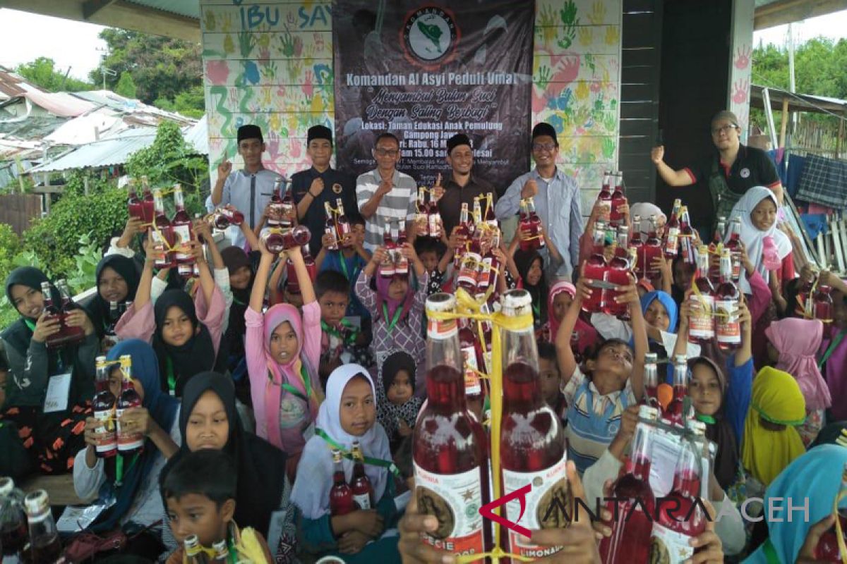 Komandan Al-Asyi berbagi bersama anak pemulung