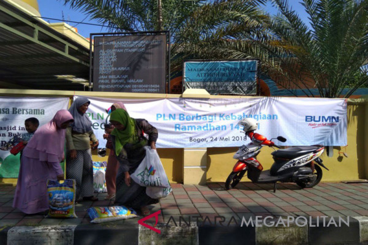 PLN Bogor salurkan 1.000 paket sembako Ramadhan