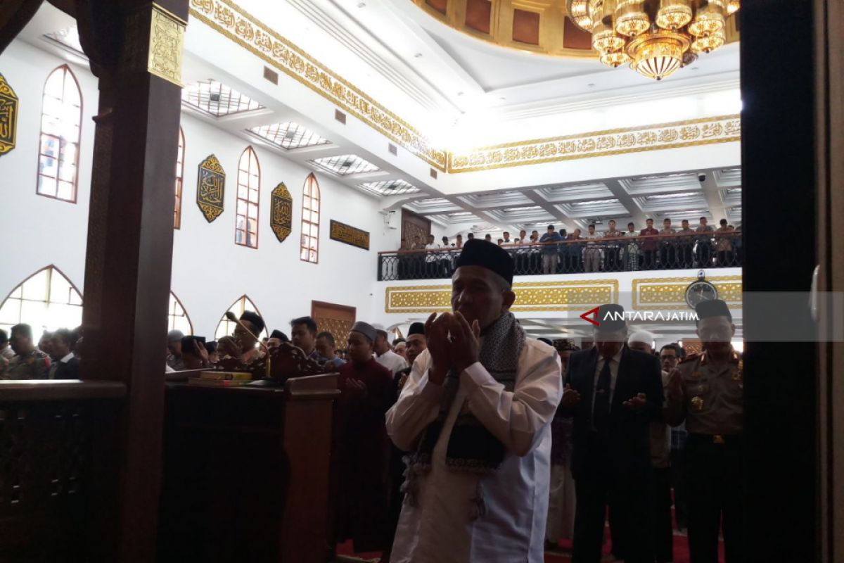 Polda Jatim Gelar Shalat Gaib untuk Anggota Brimob dan Ulama