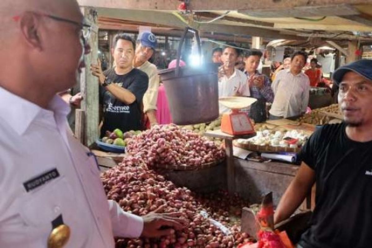 Sidak Sejumlah Pasar, Pj Bupati Inhil Pastikan Stok Pangan Aman