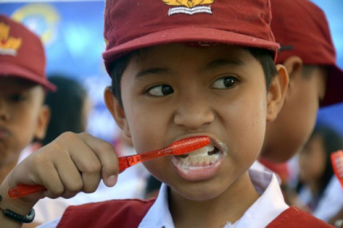 Gusi berdarah jangan dibiarkan,harus disikat,kata Drg Nada