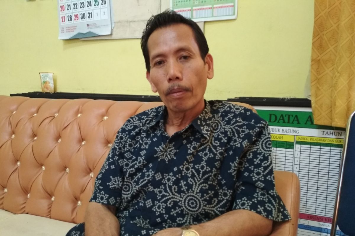 SMKN 1 Lubukbasung serahkan santunan lebaran siswa kurang mampu