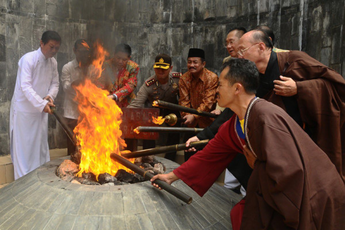 Para biksu semayamkan api Waisak di Candi Mendut