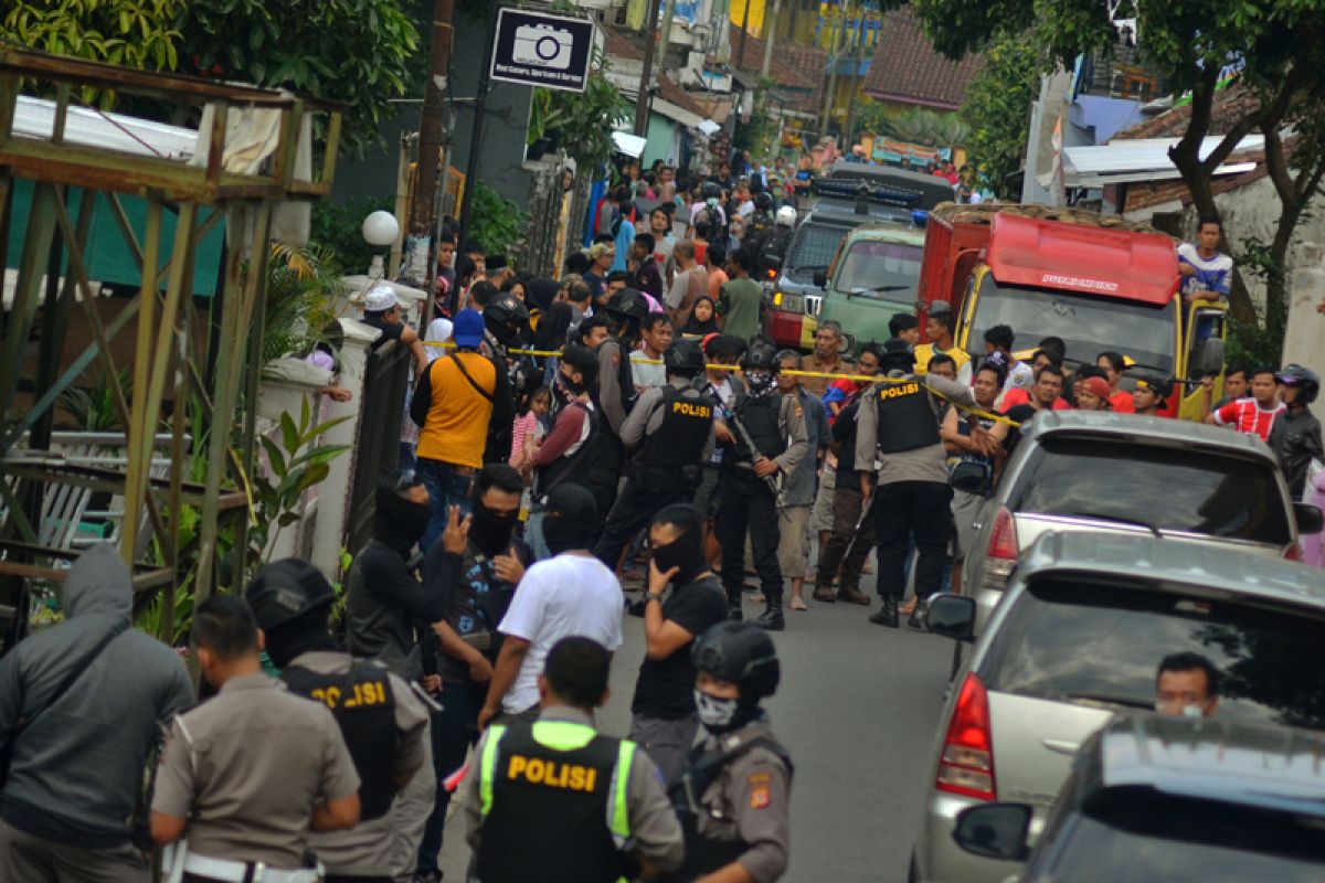 Densus 88 geledah tiga rumah di Tasikmalaya